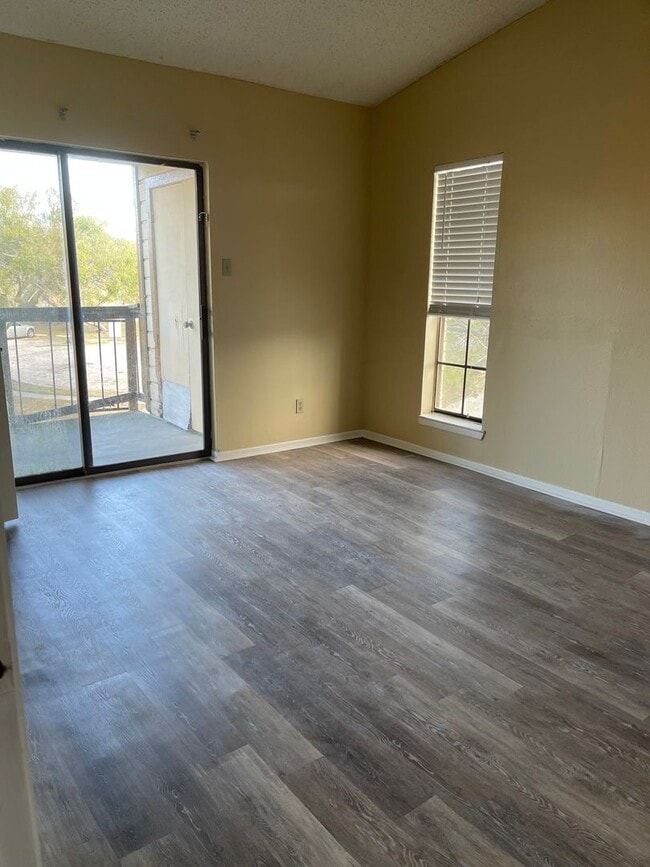 Building Photo - 2410 Capitan Dr