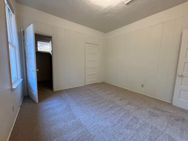 Building Photo - 2 BD / 1 BA Main level unit in 1913 Roosev...