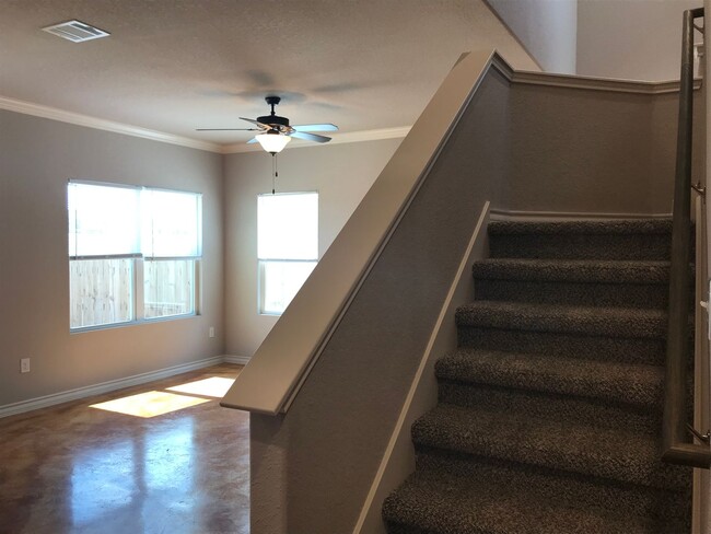 Building Photo - Town home for rent