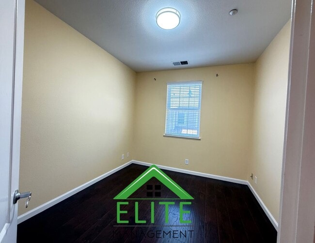 Building Photo - **Spacious and Updated Townhome in Desirab...