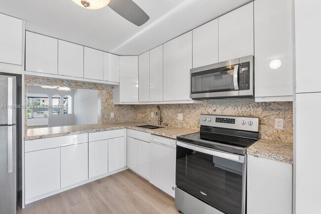 Building Photo - 3111 NE 51st St