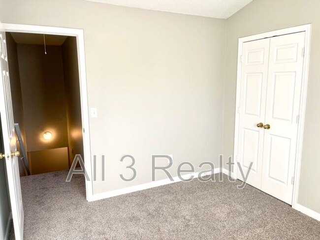 Building Photo - 333 Goldenrod Dr