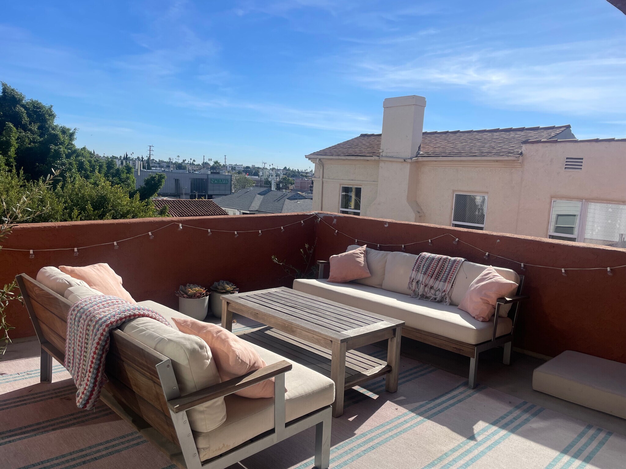 Building Photo - 1323 S Mansfield Ave