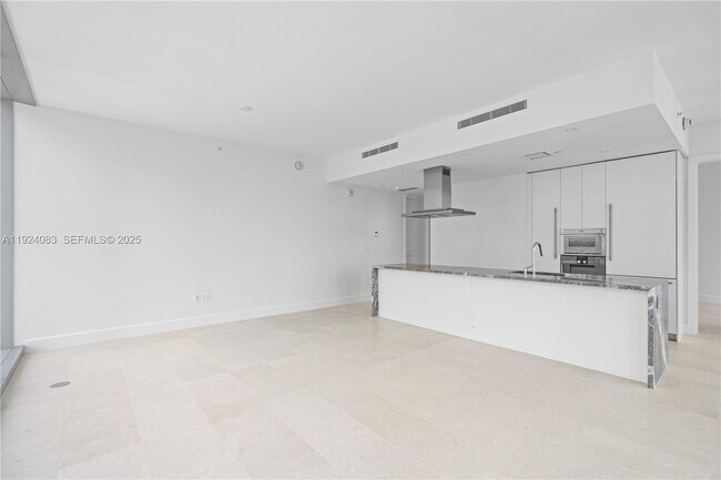 Building Photo - 700 NE 26th Terrace