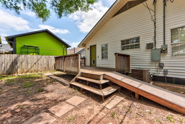 Building Photo - 418 N Flood Ave