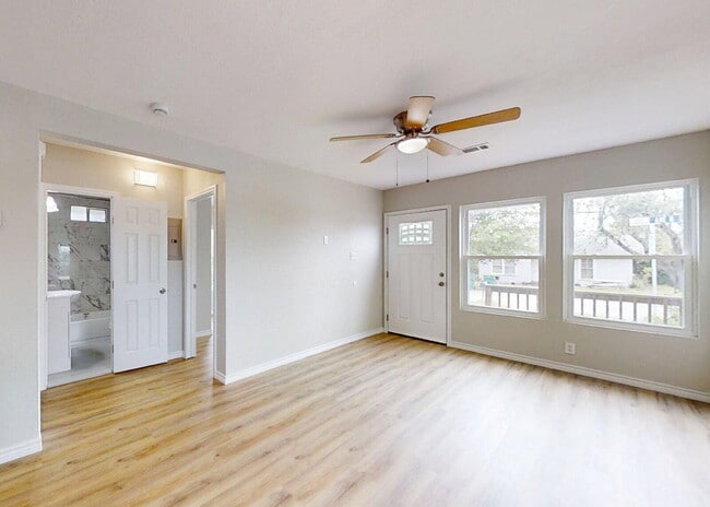 Building Photo - Fully Updated 2 Bedroom Home Near Randolph AFB