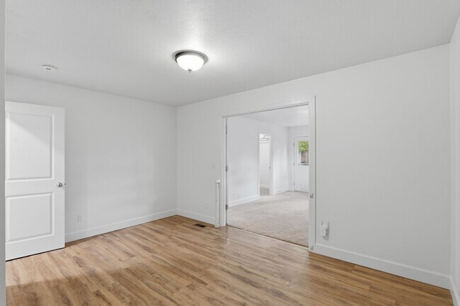 Building Photo - Updated 3Bed/2Bath w/ Bonus Room Plus Lake...