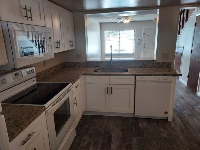 Building Photo - Townhouse located near UCF - 2 Bed / 1.5 Bath