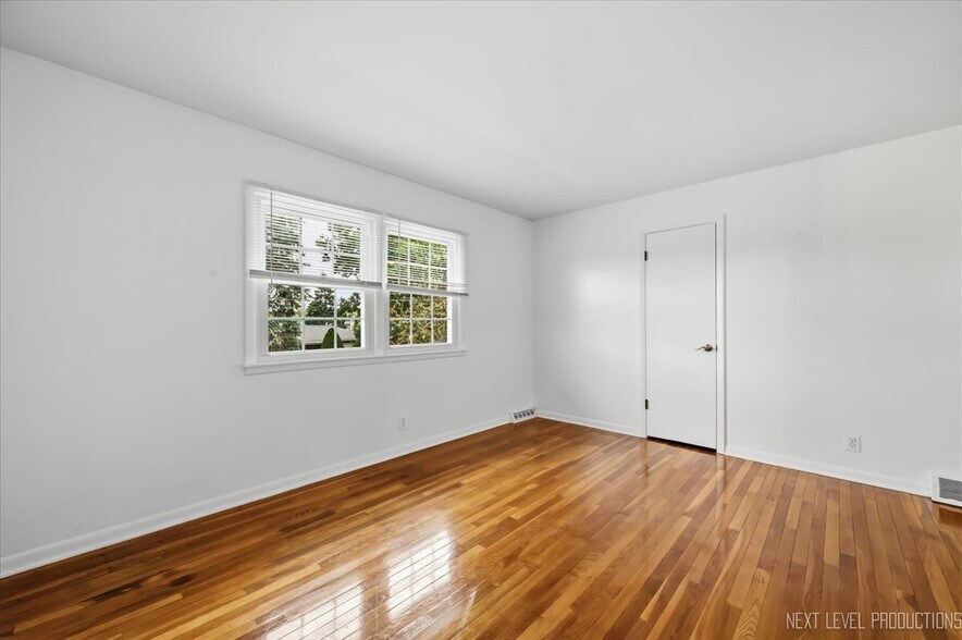 Building Photo - 119 W Swain St