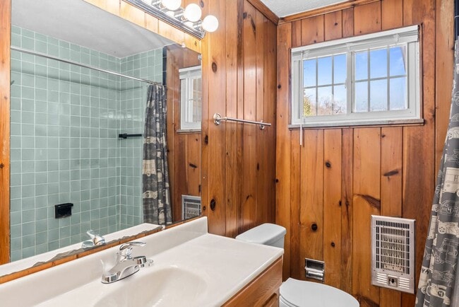 Building Photo - Updated 3bd/2bth home with Remodeled Master Suite & Prime Location!