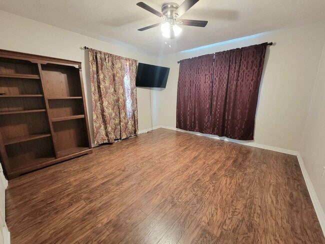 Building Photo - Spacious 3/2/1 with Additional Living Area/Game Room & Yard Service
