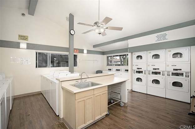 Building Photo - 323 Streamwood-