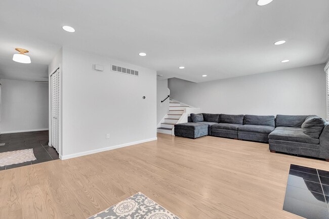 Building Photo - 41705 Broquet Dr