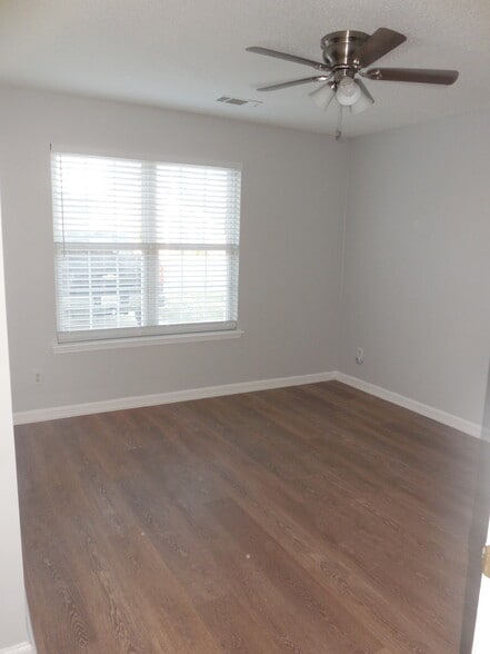Bedroom #1 - 305 Chadwyck Cir