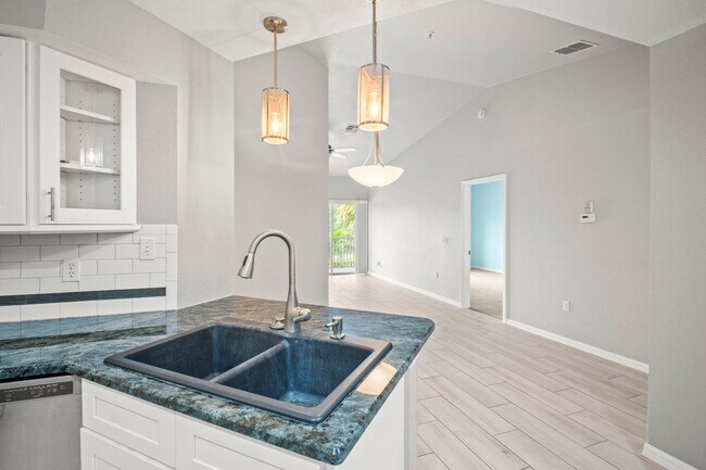 Building Photo - Fully renovated 2 bedrooms 2 baths Condo i...