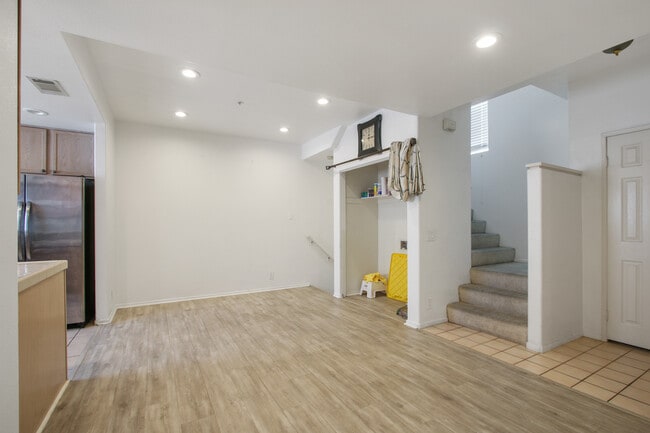 Building Photo - 319 W Duarte Rd