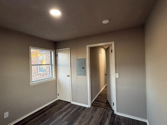 Building Photo - 2320 Haskell St