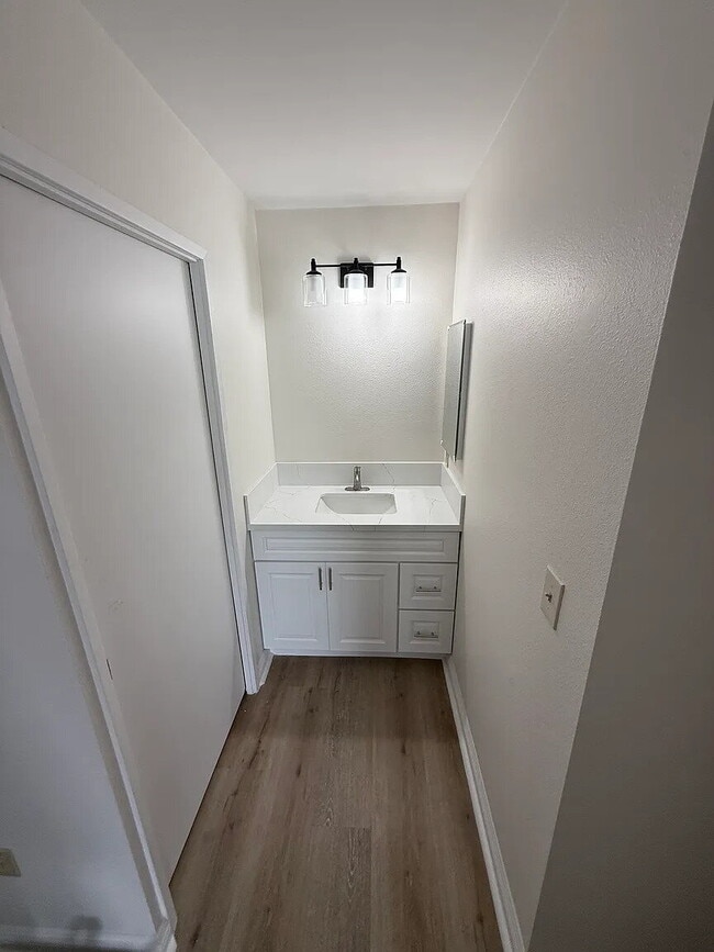 Building Photo - "Charming 1-Bedroom Retreat in Naperville - Perfect for Comfortable Living!"