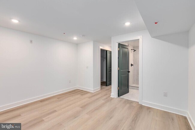 Building Photo - 1221 W Lehigh Ave