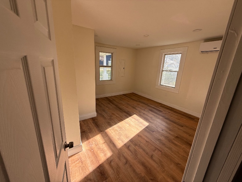 Building Photo - 10 Avon Rd