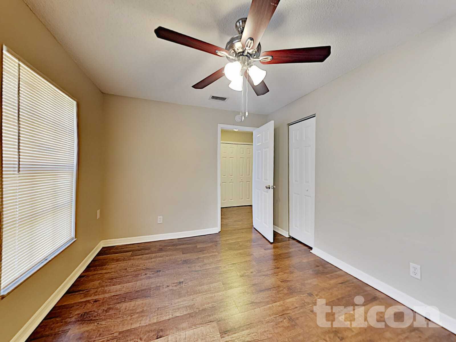 Building Photo - 2025 Helm Ln