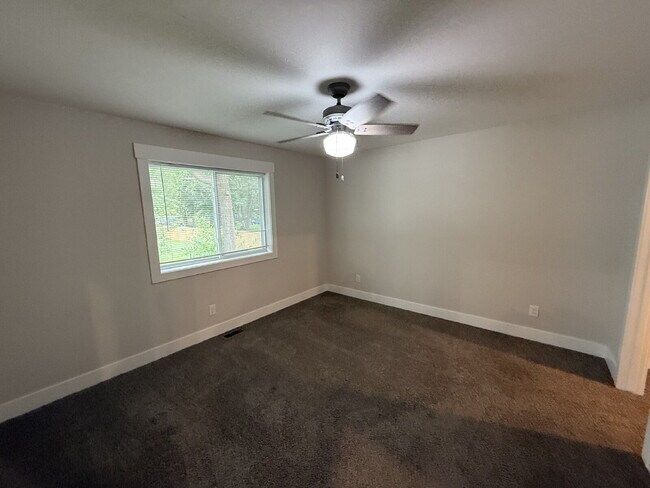 Building Photo - 3 bed, 2 bath Townhouse SE Grand Rapids