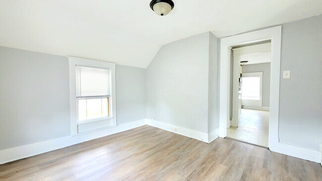 Building Photo - 1210 W 6th st