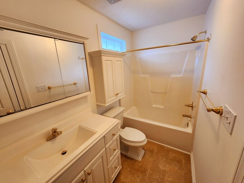 Master Bathroom - 837 Shackleton Rd