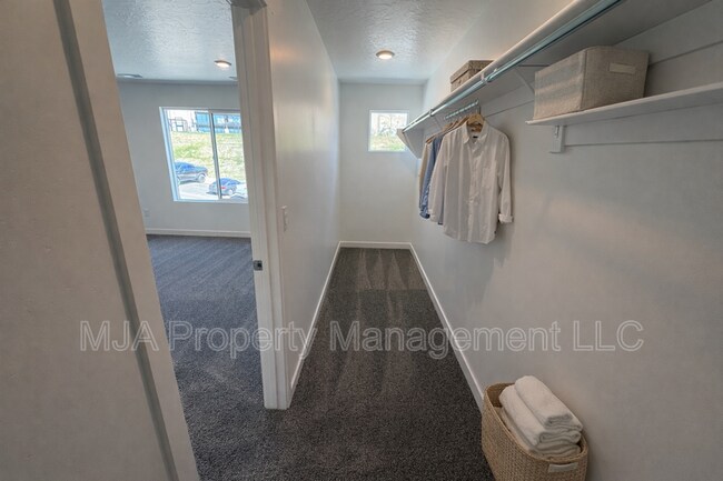 Building Photo - 222 Glencoe Dr