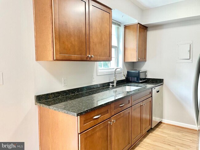Building Photo - 2713 S Walter Reed Dr