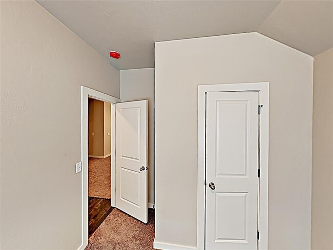 Building Photo - 1045 Creek Side Dr