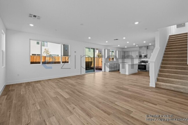Building Photo - 3335 Cascade Dr
