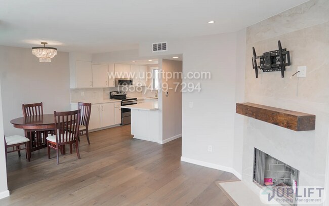 Building Photo - Spacious Townhome Just Minutes from the Be...