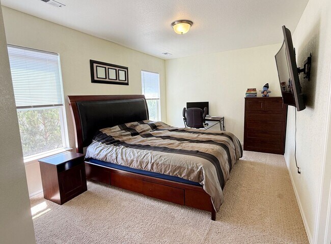 Building Photo - Amazing large 2-Story with open floor plan...