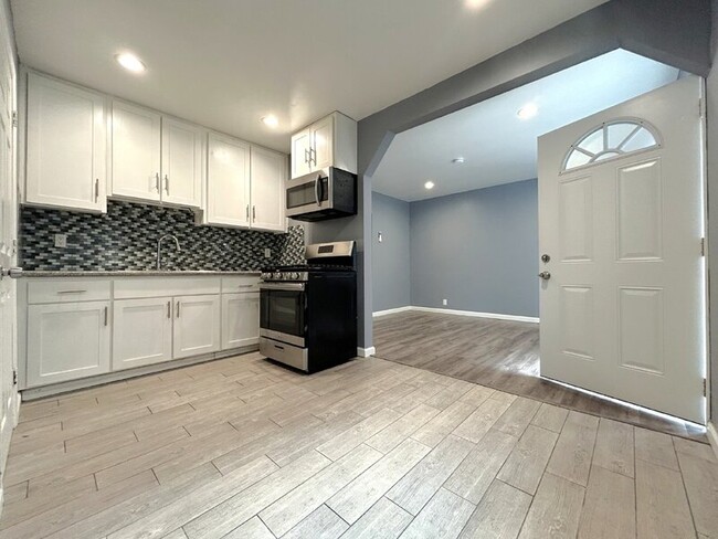 Building Photo - 6048 Seville Ave