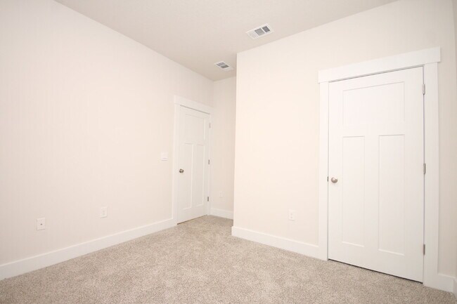 Building Photo - Don’t Miss This 4BR Avalon Home — Modern Interior, Open Floor Plan & Access to Pool, Volleyball &...