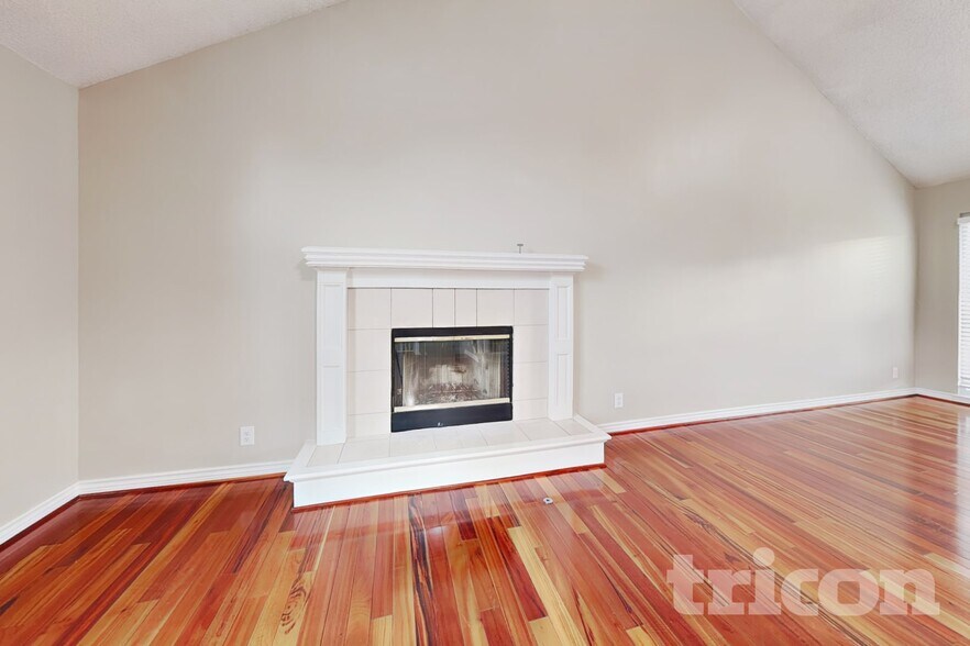 Building Photo - 16033 S Ocheltree St