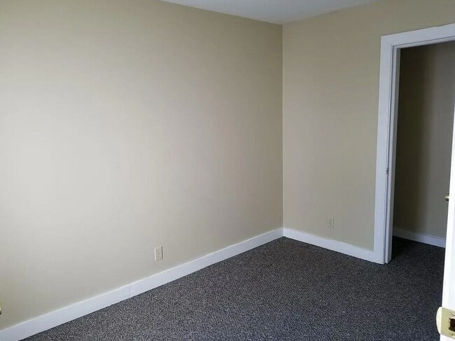back bedroom - 395 Maple St