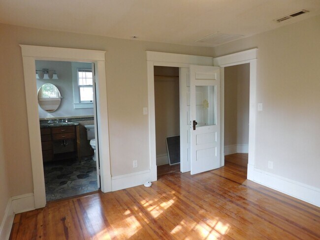 Building Photo - 605 Johnson St