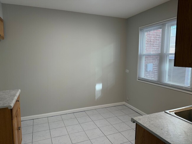 Building Photo - Albany Park 2 Bedroom 1 1/2 Bath 2 Story T...