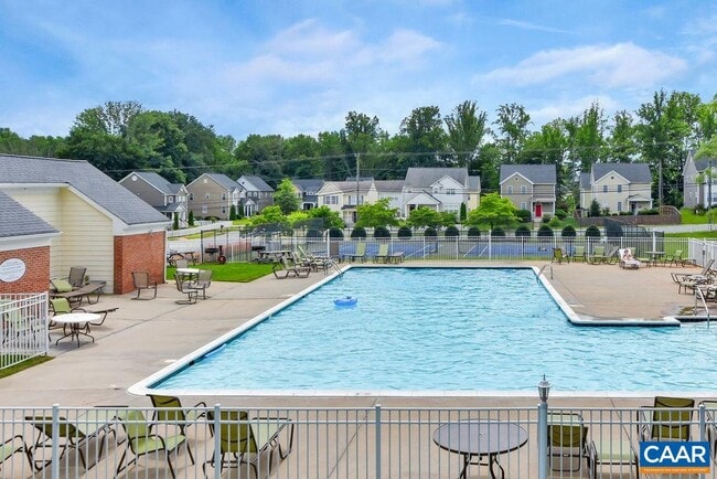 Building Photo - 1242 Villa Ln