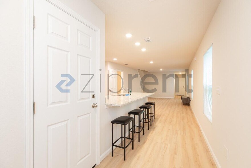 Building Photo - Unit