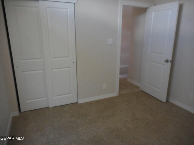 Building Photo - 561 Oakmont