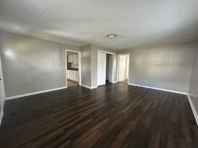 Building Photo - 3 bedroom 1 bathroom house with a bonus room!