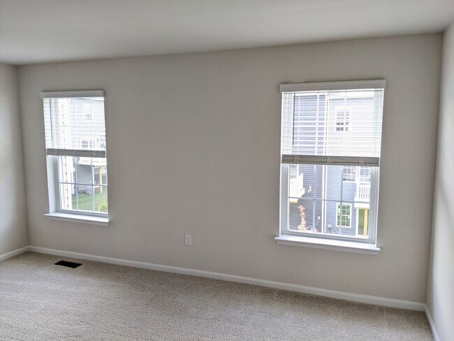 Building Photo - Three level townhouse in The Preserve at Tuscarora Creek community ready by mid September!