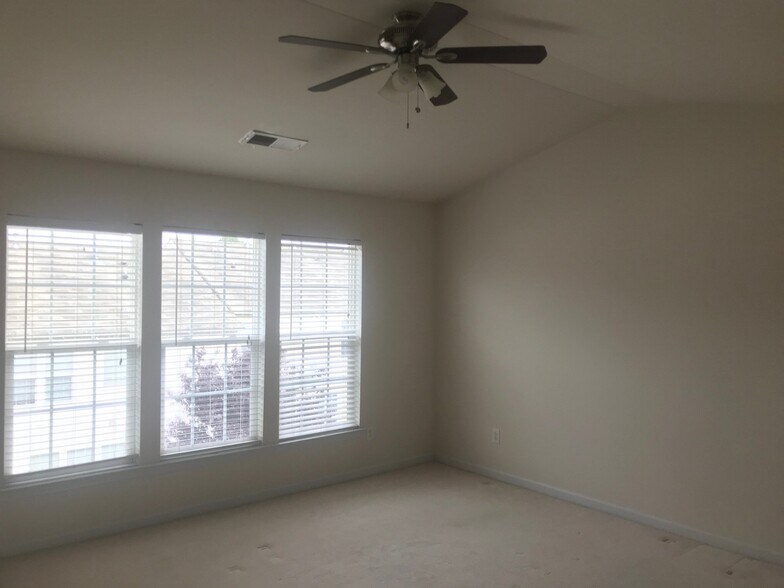 Building Photo - 8829 Ormeau Dr