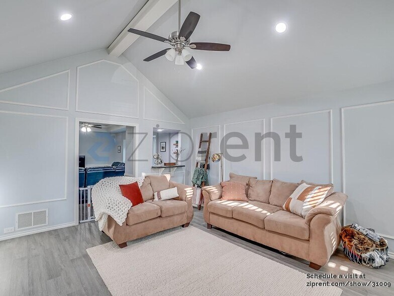 Building Photo - 4211 Meadow Ridge Dr