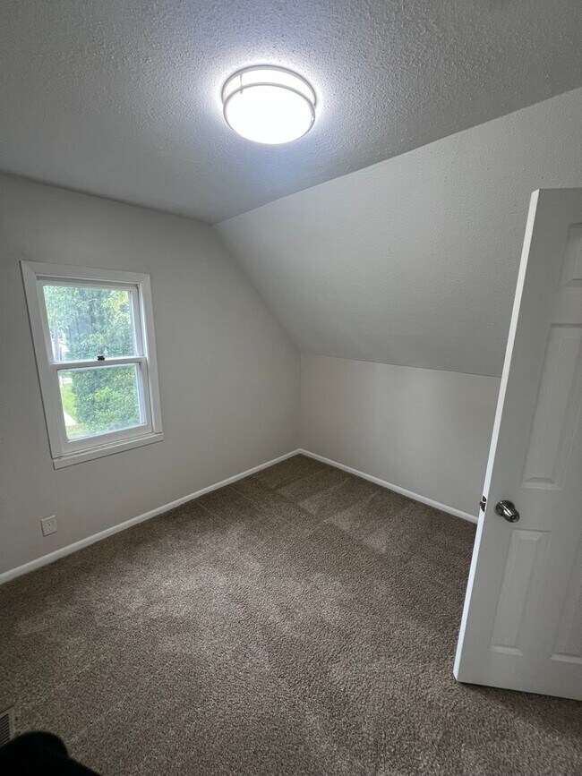 Building Photo - Recently Updated Single Family Home Available