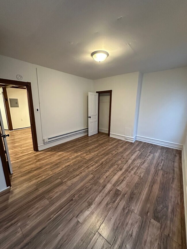 Building Photo - Newly renovated 1 bedroom apartment on 2nd floor