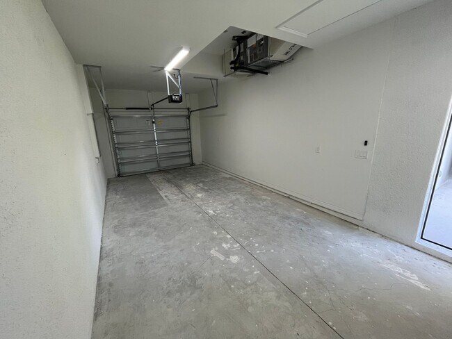 Building Photo - ASK US ABOUT FREE RENT-MOVE IN READY 3/2-L...